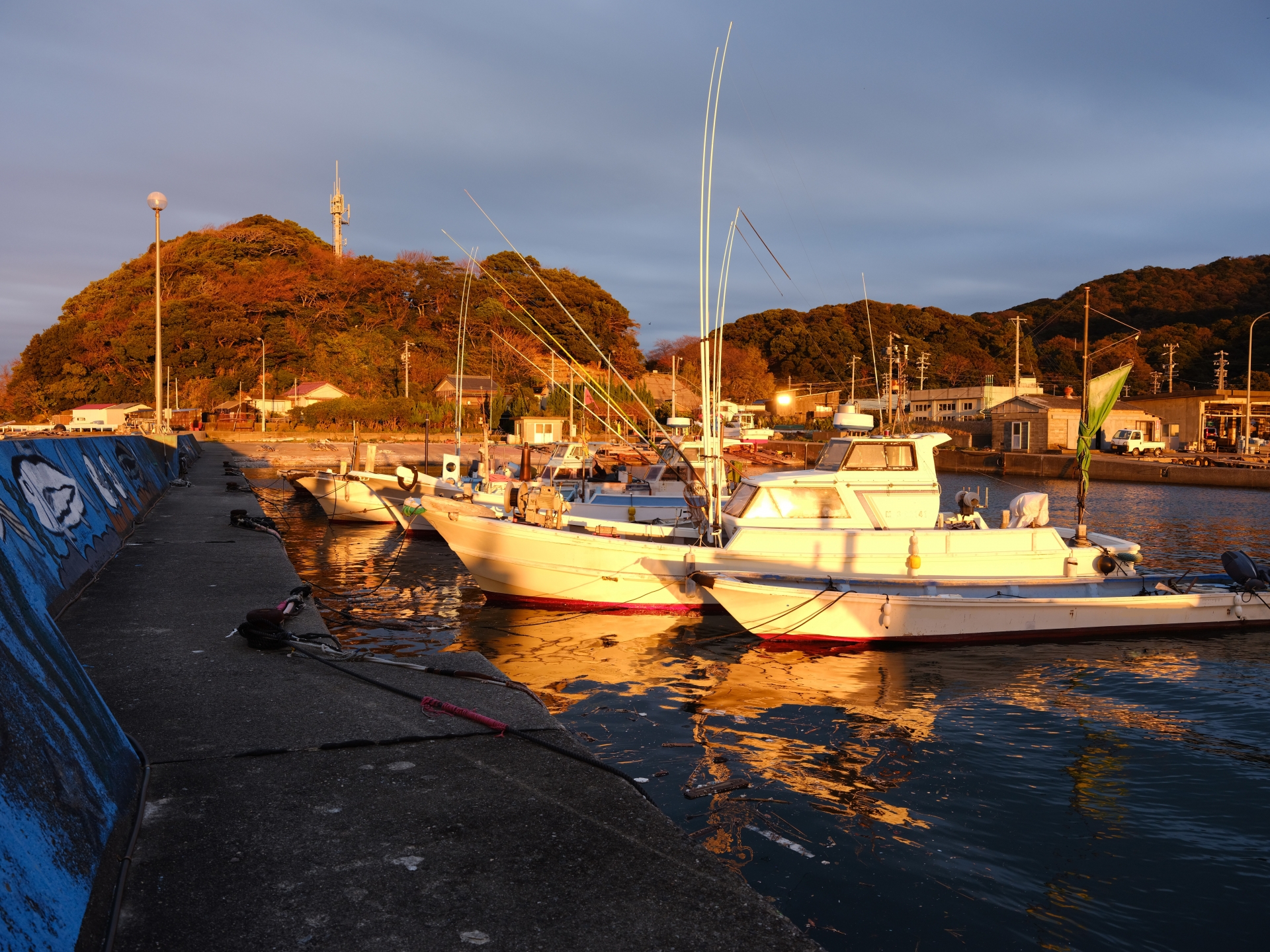 春光に煌めく穏やかな海。フェリーの船上から眺める午後の瀬戸内