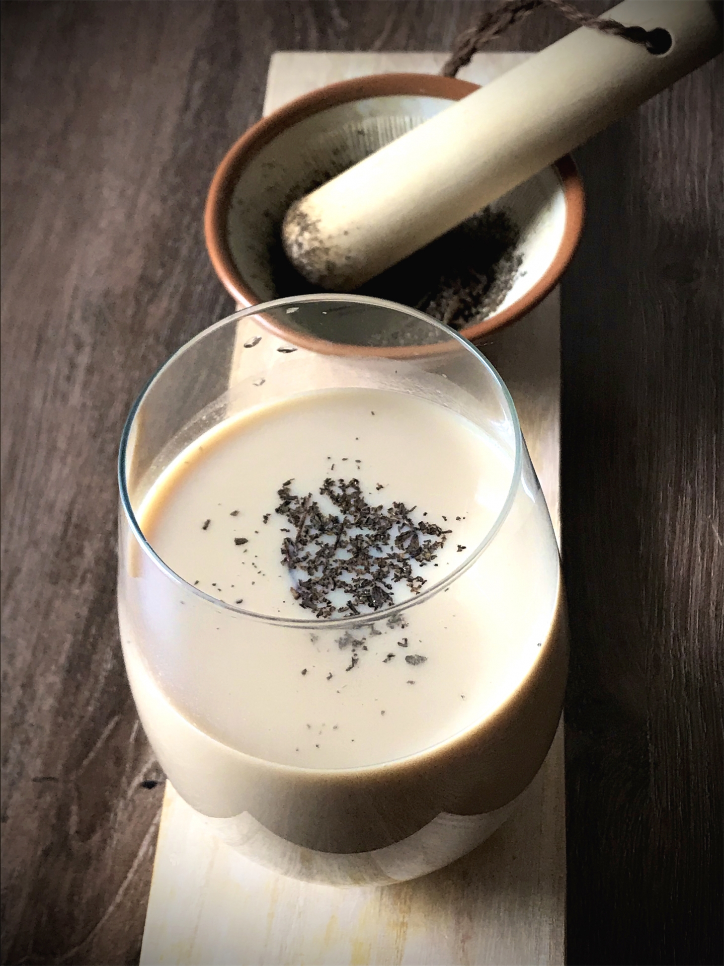 竹原の町家カフェで頂くほうじ茶ラテ。木の窓辺にほのかに湯気が立ちのぼる