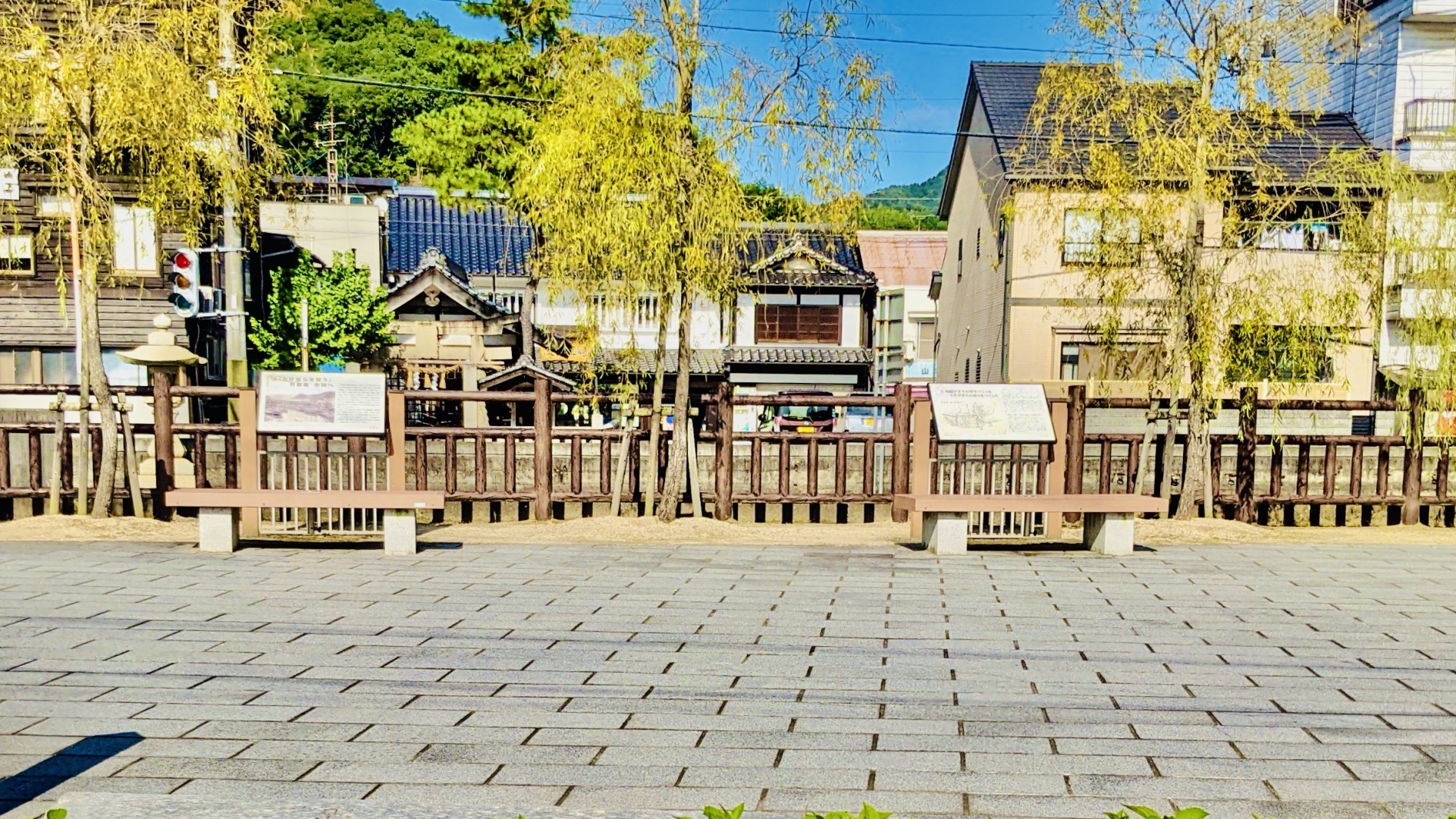 広島・竹原の町並み保存地区。白壁と格子戸の商家が連なる静謐な通り