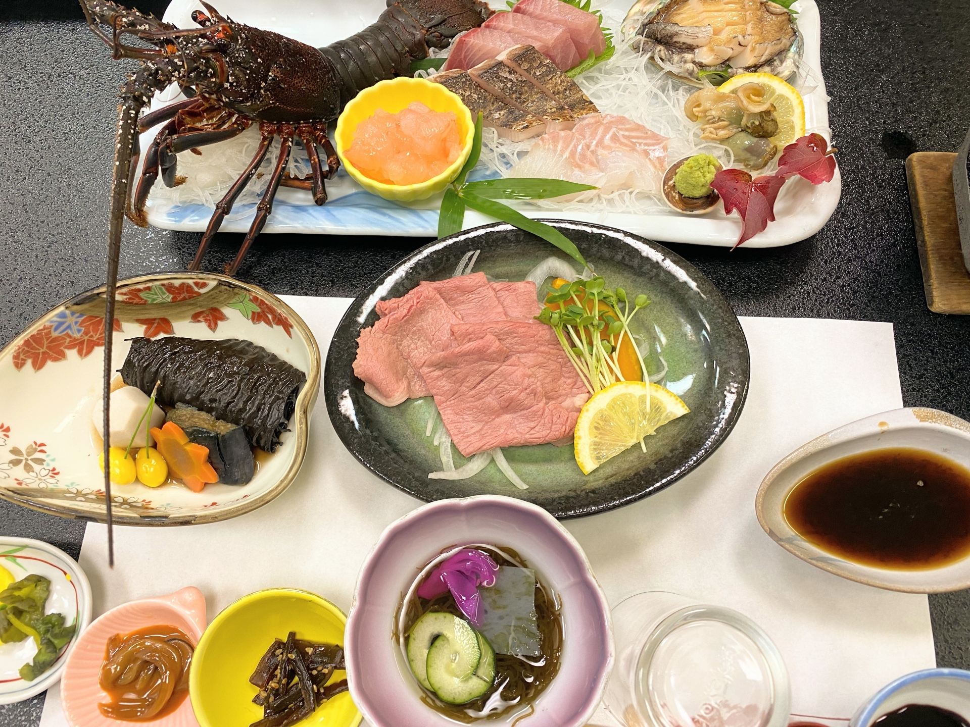 答志島の民宿の夕食。地魚の刺身を中心にした漁師町のシンプルな食卓
