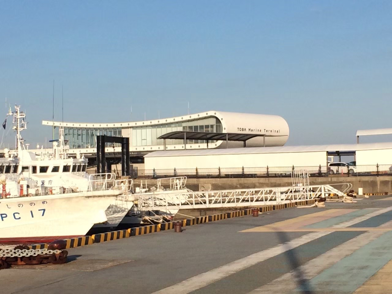 三重・鳥羽港のマリンターミナル。答志島行きの定期船が発着する静かな港