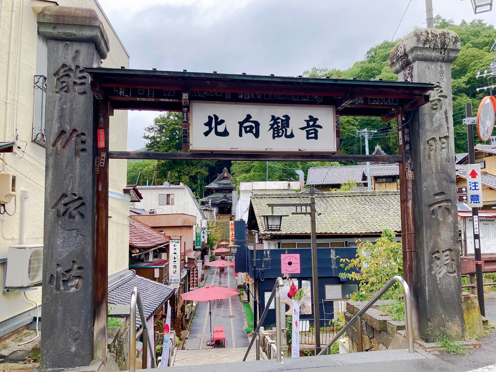 別所温泉 北向観音の山門と参道 ── 女性一人旅におすすめの穴場