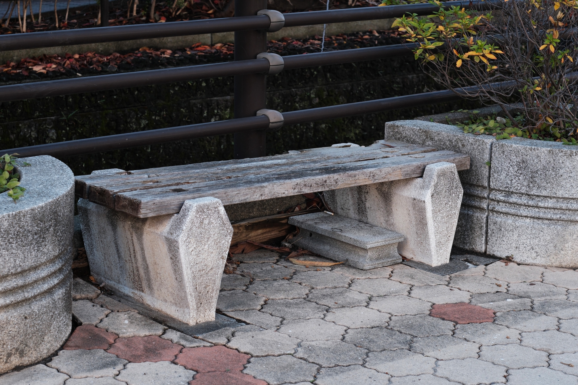 川沿いに佇む古い木のベンチ