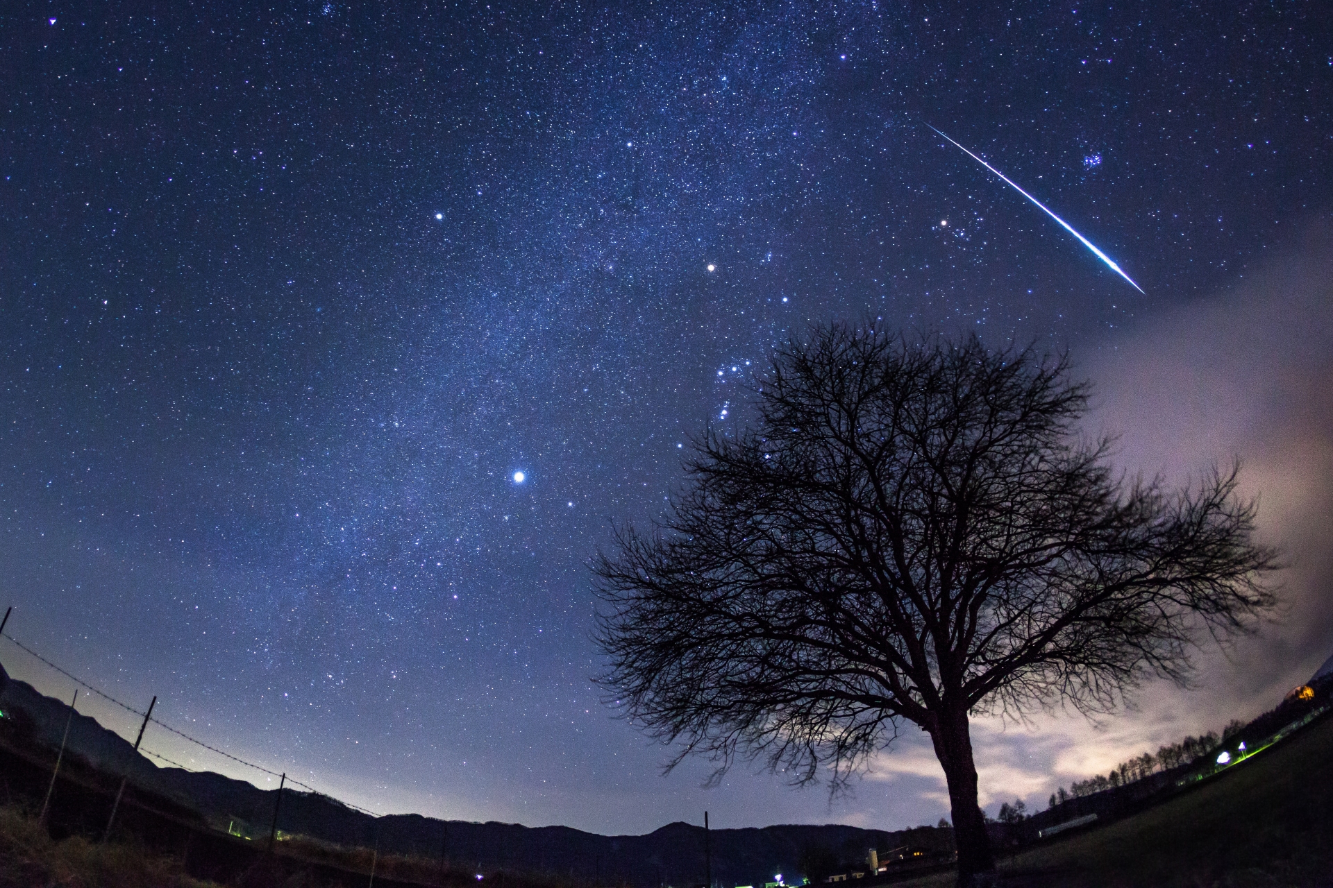 別所温泉の夜空 信州の星空と流れ星の風景