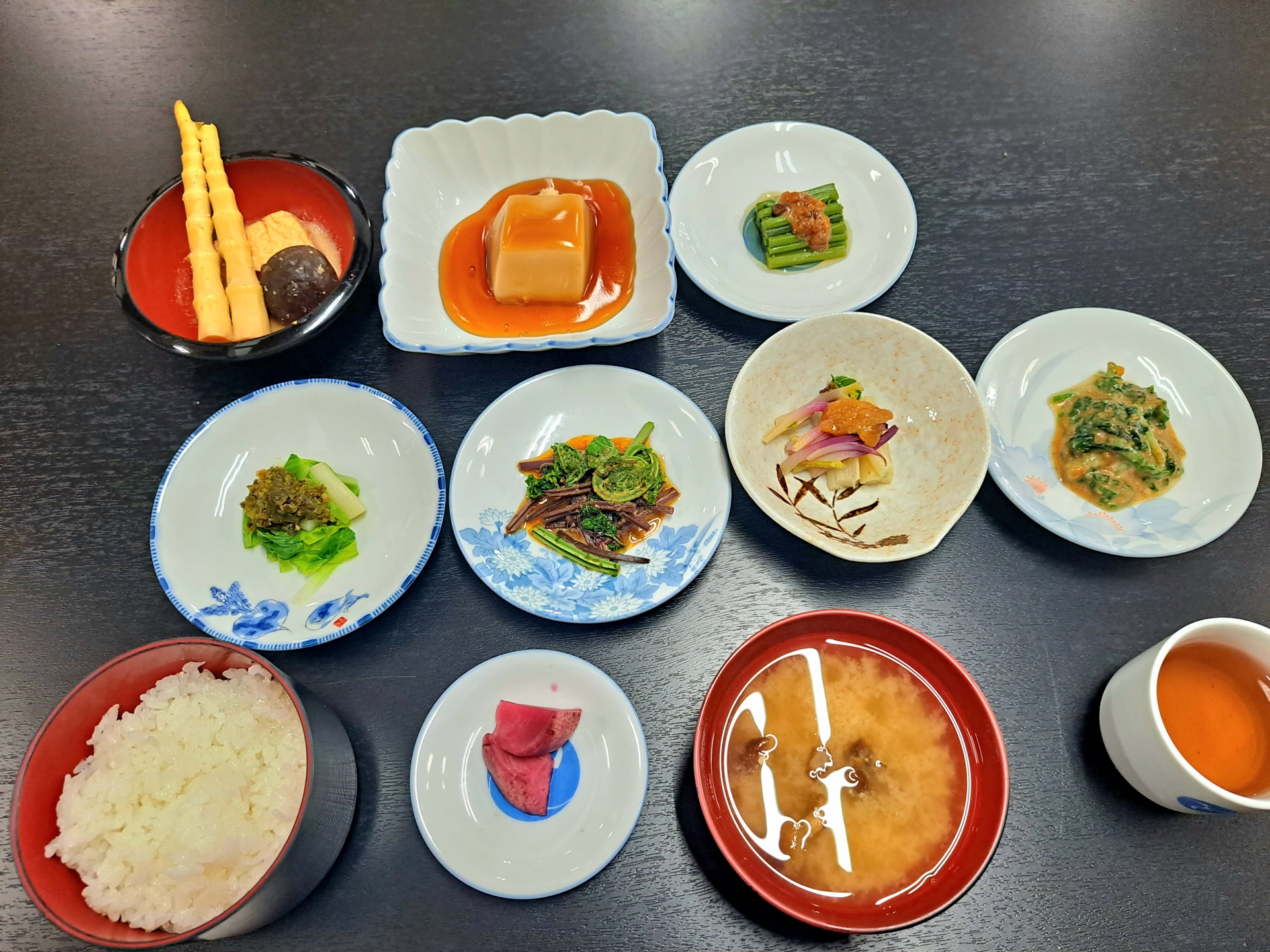 羽黒山宿坊斎館の精進料理。山菜と豆腐を中心にした滋味深い修験の膳