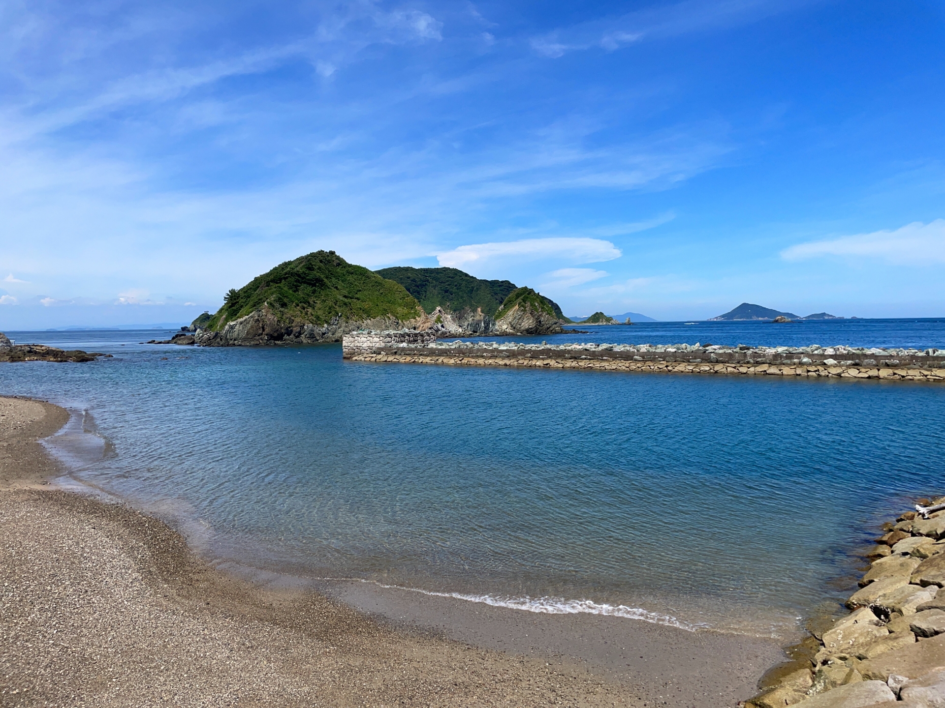 答志島の白砂のビーチ。誰もいない浜辺を朝の光が照らす