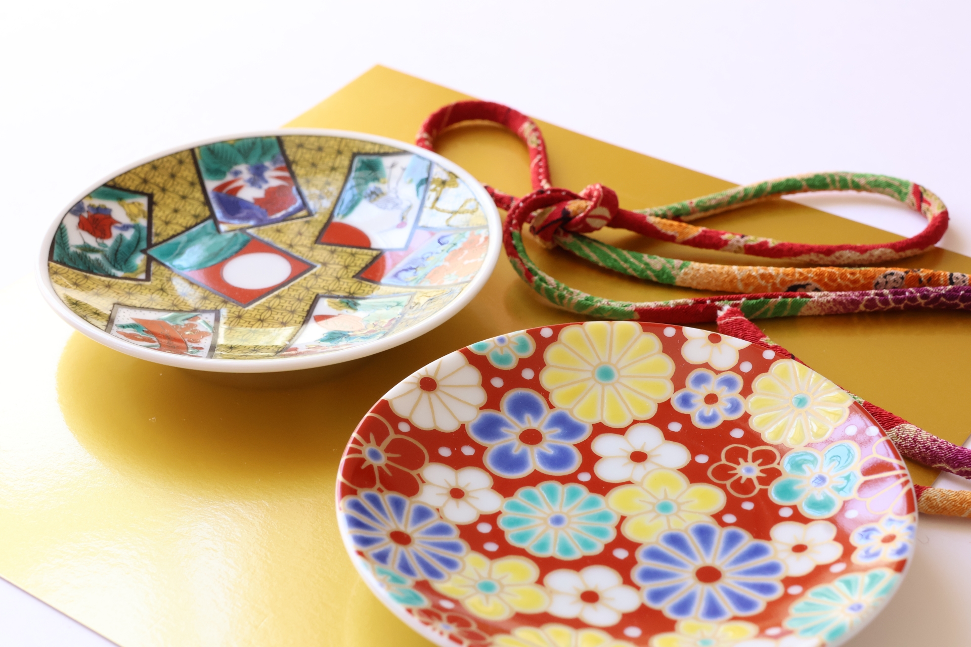 石川の伝統工芸・九谷焼。色絵磁器の繊細な装飾が美しい小皿