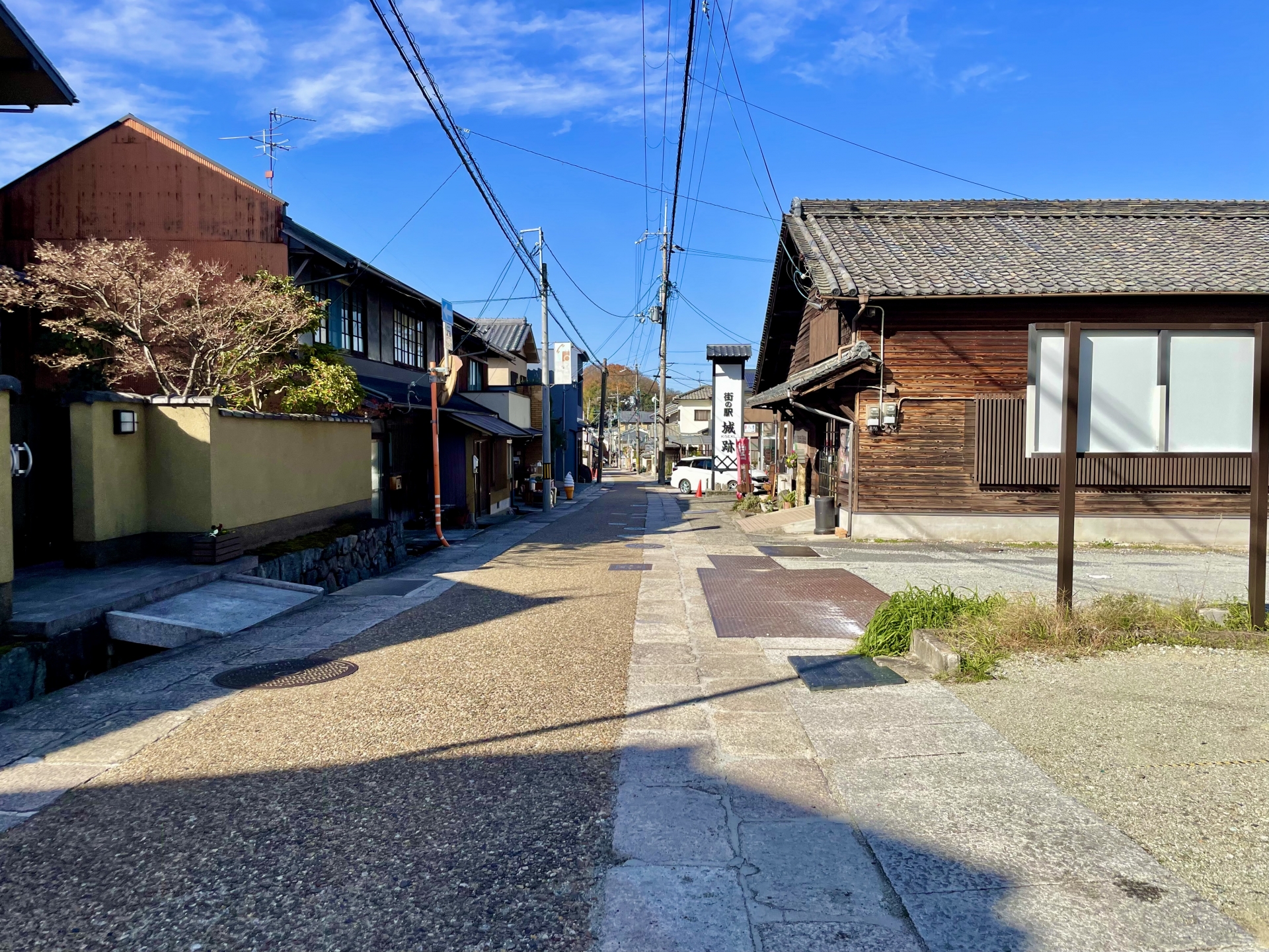 奈良・高取の城下町、土佐街道の古い町並み。白壁の民家と格子戸の商家