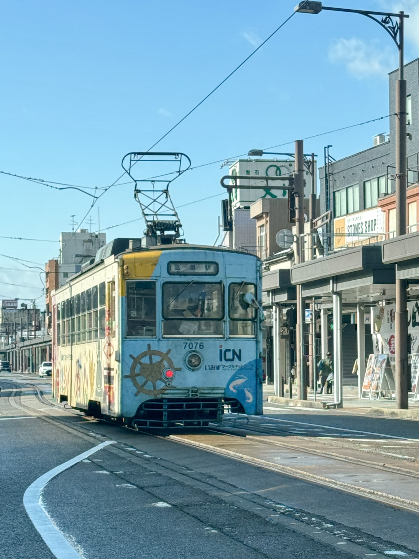 高岡市万葉線の路面電車　春の車窓