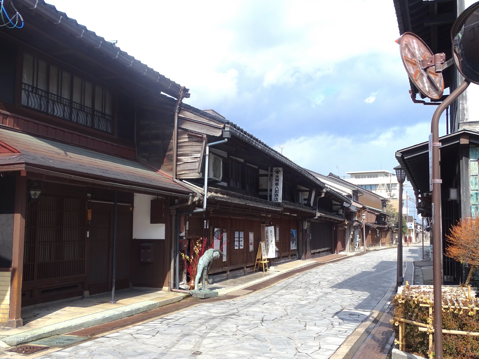 高岡市金屋町の千本格子の町並み