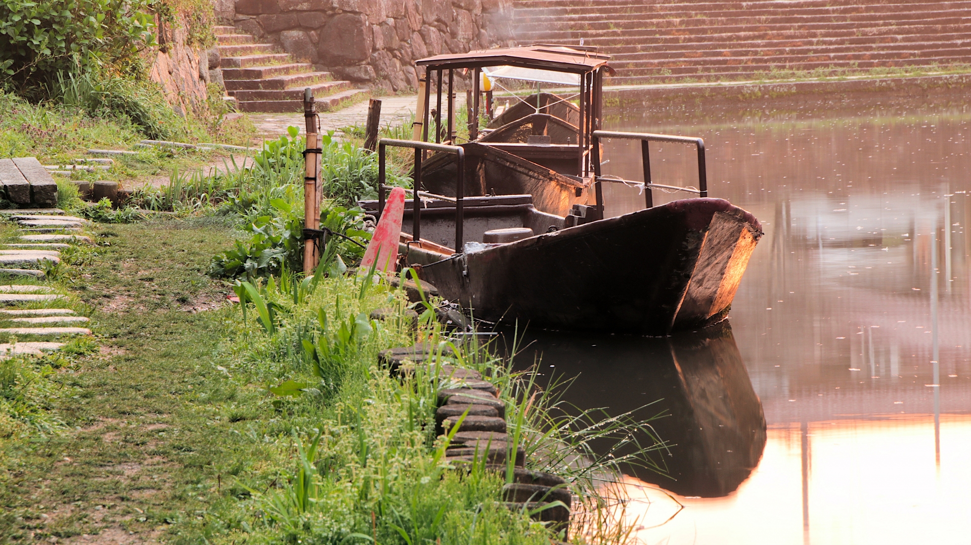 春の夕日に染まる八幡堀の和船