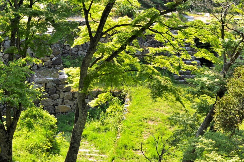 奈良・高取山城 一人歩き｜薬の町と日本三大山城を訪ねる半日