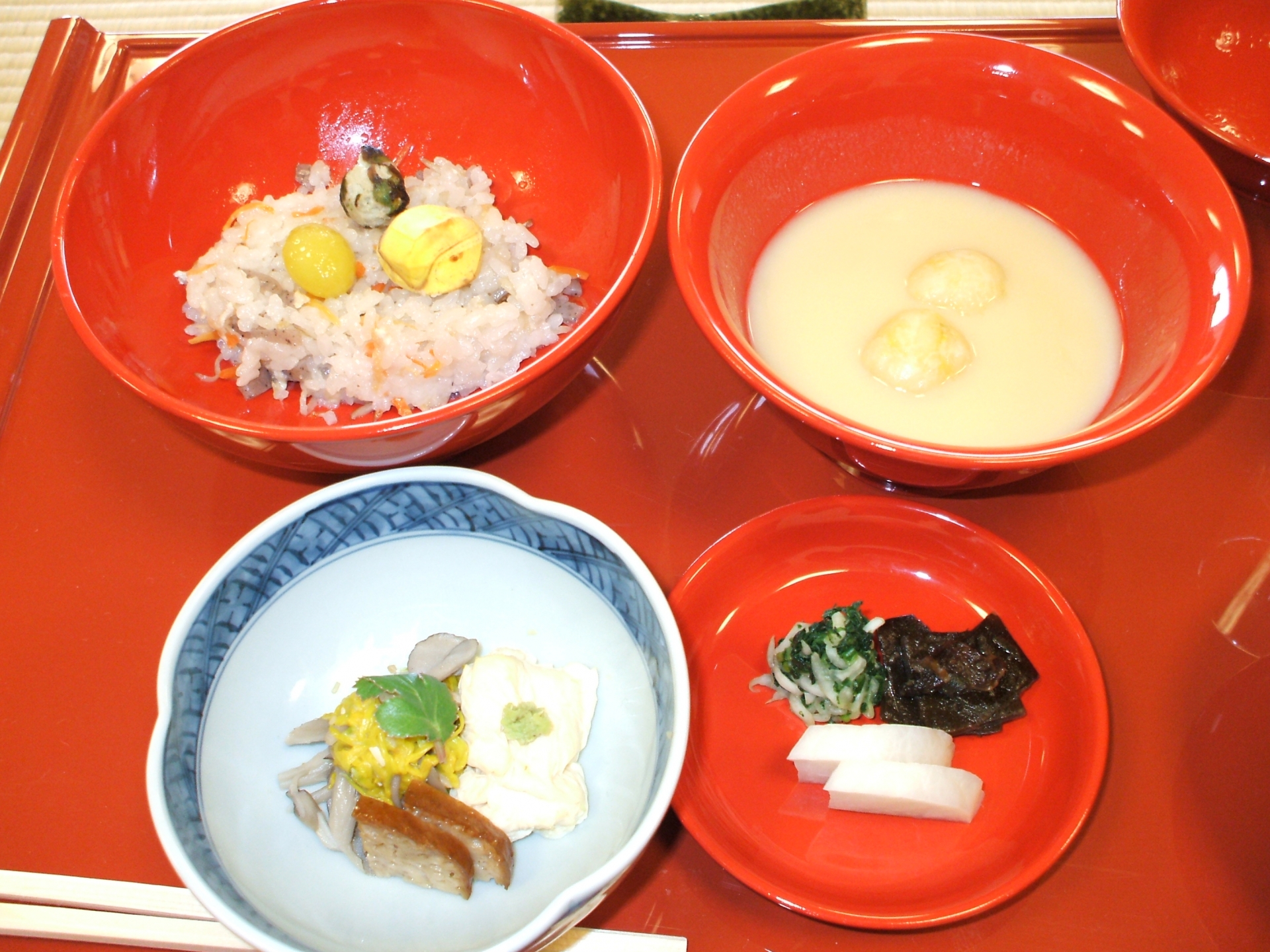 戸隠の精進料理。季節の山菜と豆腐を中心にしたシンプルで滋味深い食卓