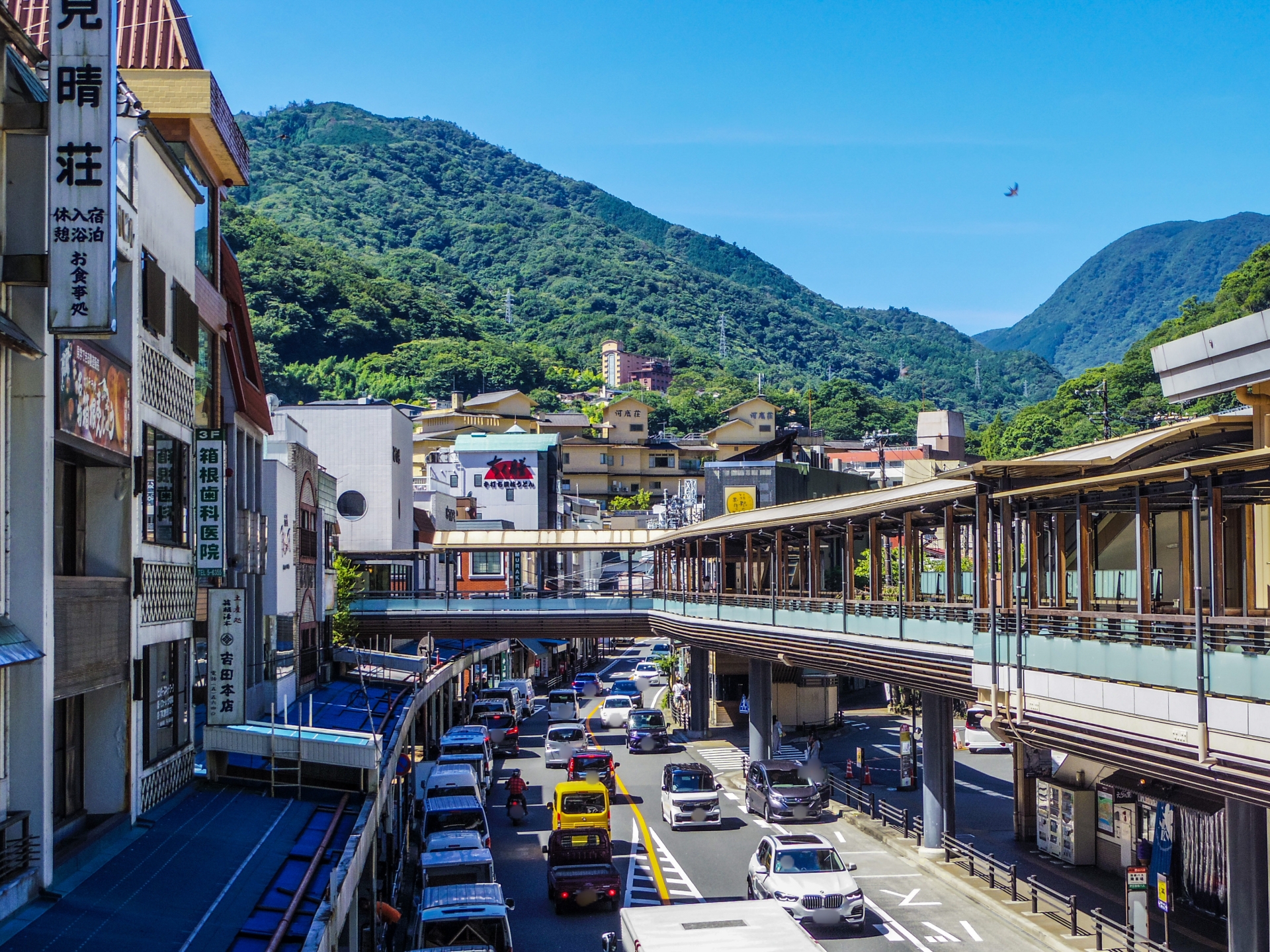 温泉街・歩道橋・箱根湯本