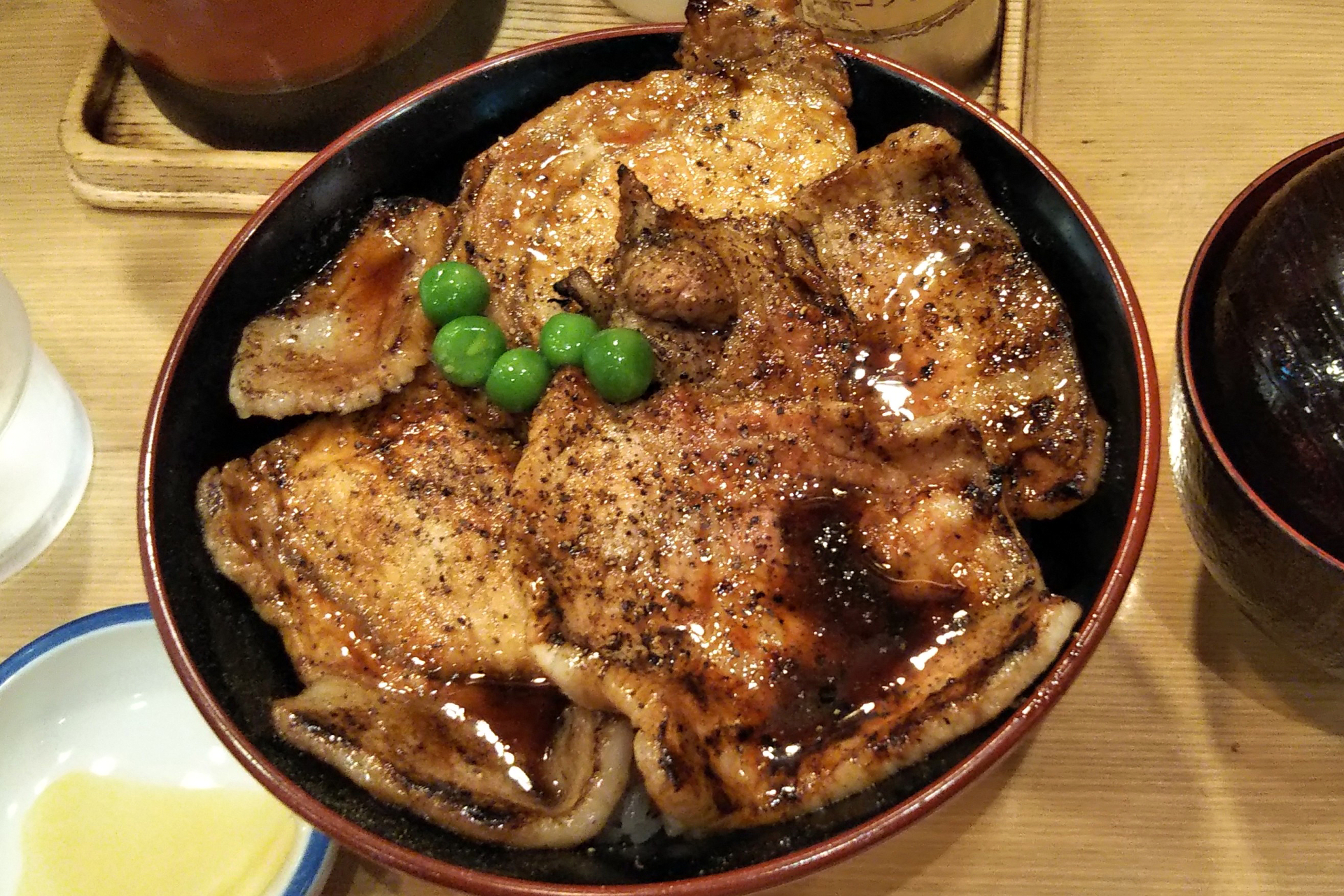 帯広名物の豚丼 ── 炭火で焼いた豚肉の甘辛ダレと香ばしさ