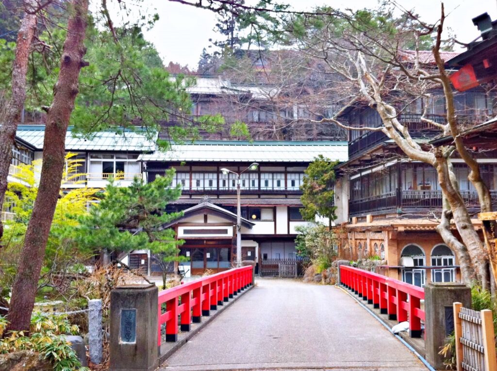 静かな温泉宿4選——一人旅で訪ねたい、心ほどける湯治の場所