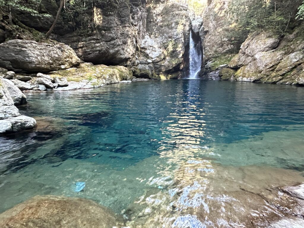 にこ淵の滝と仁淀ブルーの淵(高知県いの町)