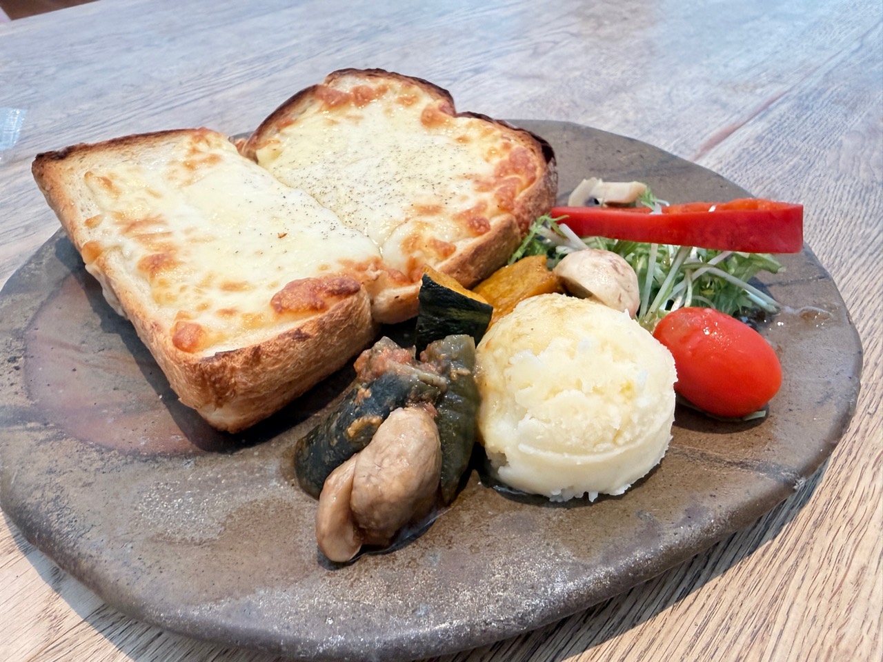キノシタショウテンのチーズトーストと野菜の朝食