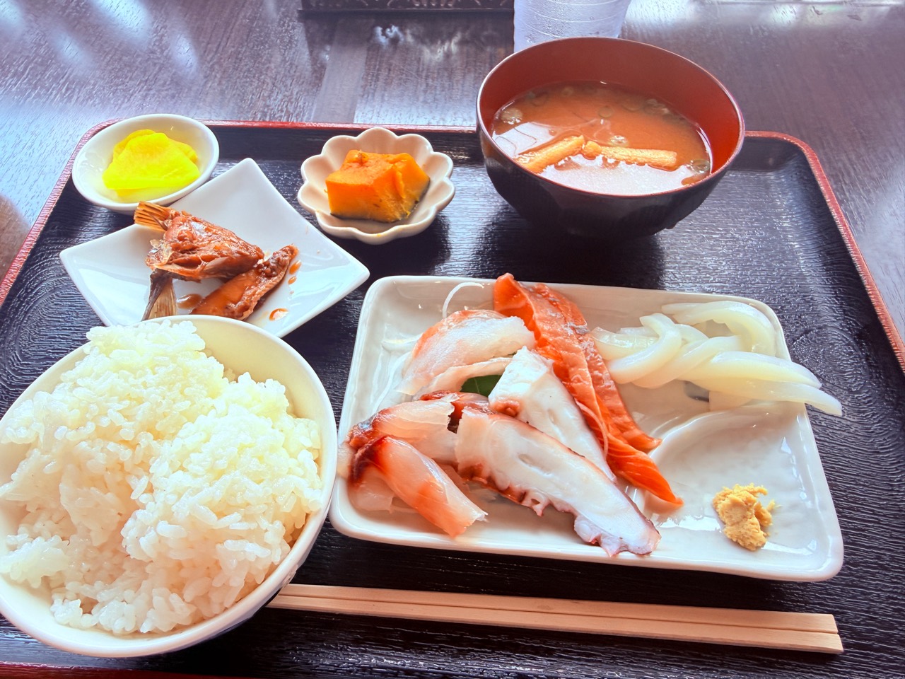 旬魚定おばんや魚魚で食べた刺身定食。刺身、ごはん、汁物、小鉢、漬物が並ぶ一膳