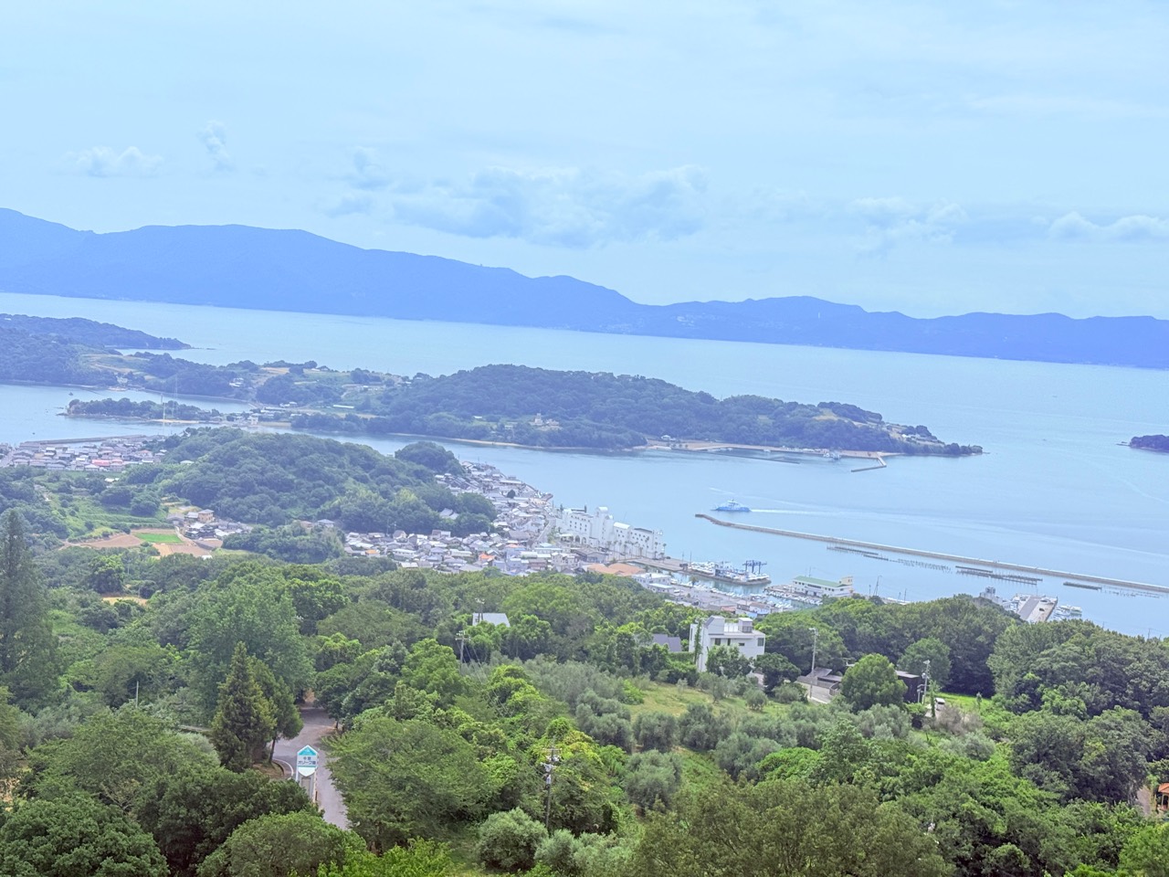 牛窓の町と港、その向こうに重なる瀬戸内海の島々
