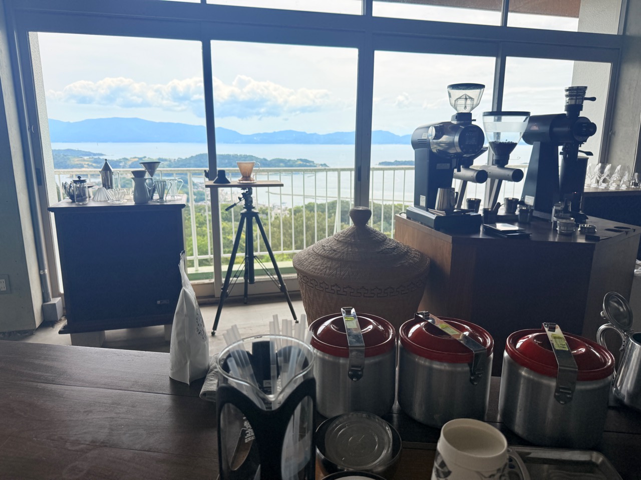 海を望む窓辺にコーヒーミルやドリッパーが並ぶ店内